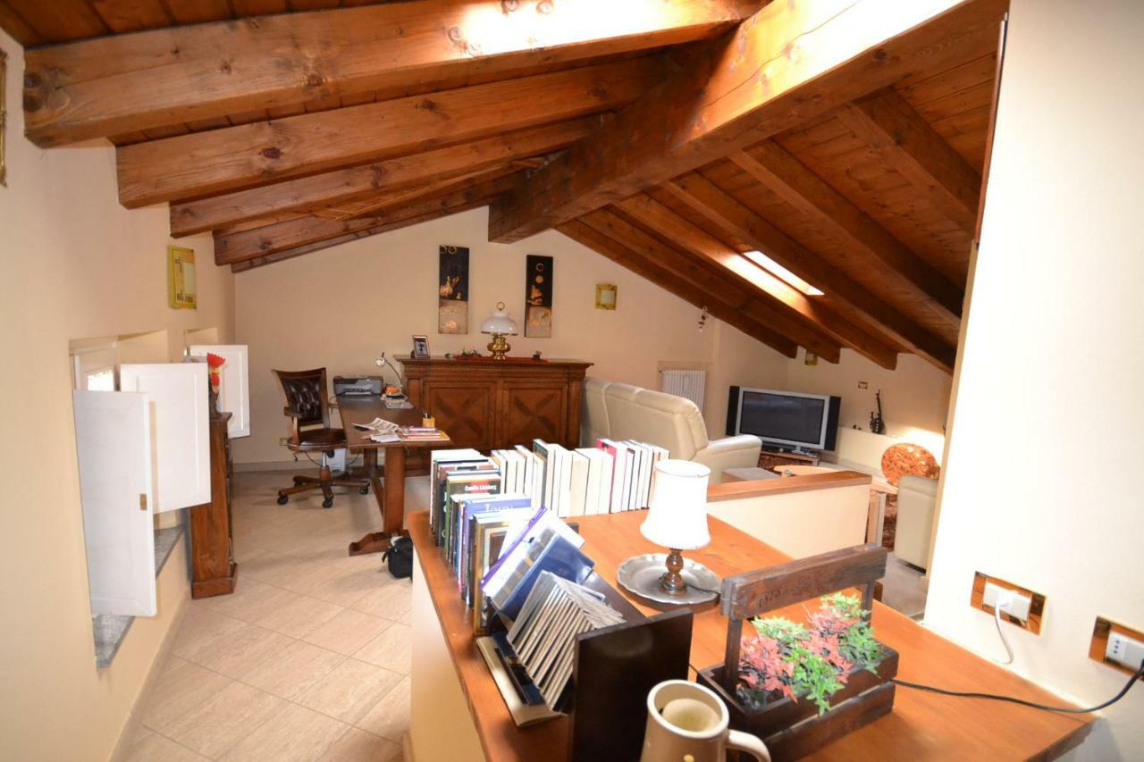 Appartamento Attico in centro storico con wifi e posto auto privato Aosta Esterno foto